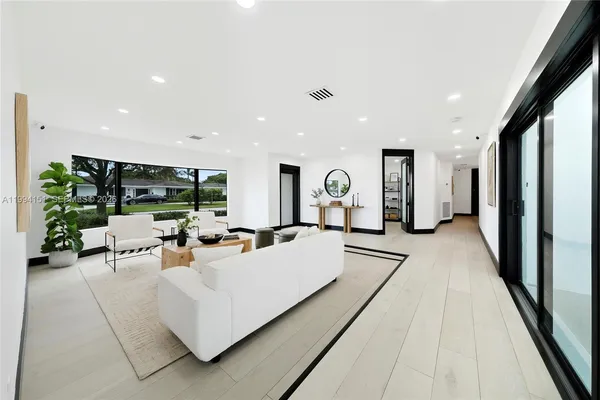 $12,000 | Dadeland, Miami, FL 33143