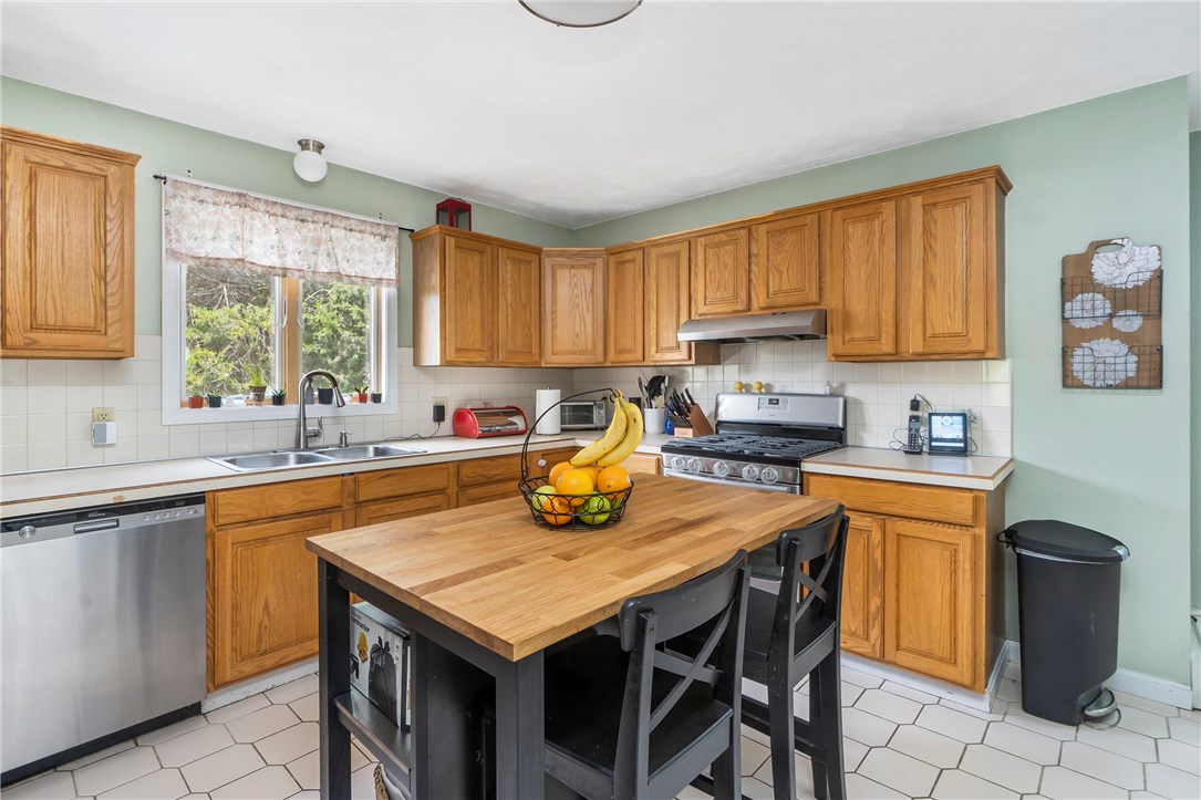 23 Mashie Road Cumberland, RI 02864 - Photo 8 of 28 Gallery Image 8