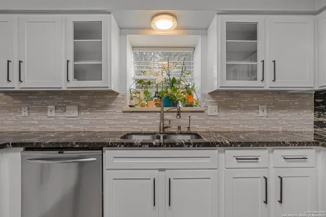 $2,700 | 3111 Persimmon Court, Laredo, TX 78045