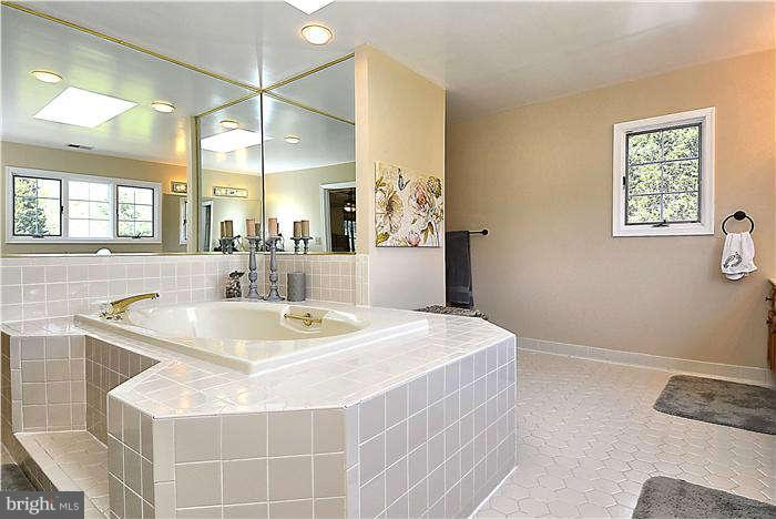 14611 Springfield Road Darnestown, MD 20874 - Photo 15 of 30 Bath (Master)