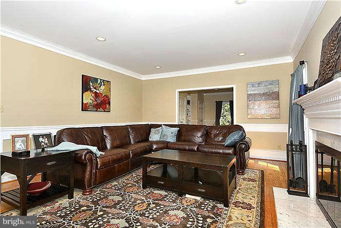 14611 Springfield Road Darnestown, MD 20874 - Photo 4 of 30 Living Room
