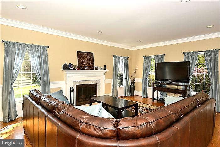 14611 Springfield Road Darnestown, MD 20874 - Photo 5 of 30 Living Room