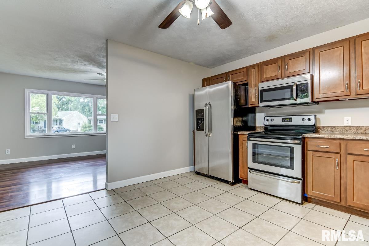 3526 Ivanhoe Drive Springfield, IL 62703 - Photo 11 of 28