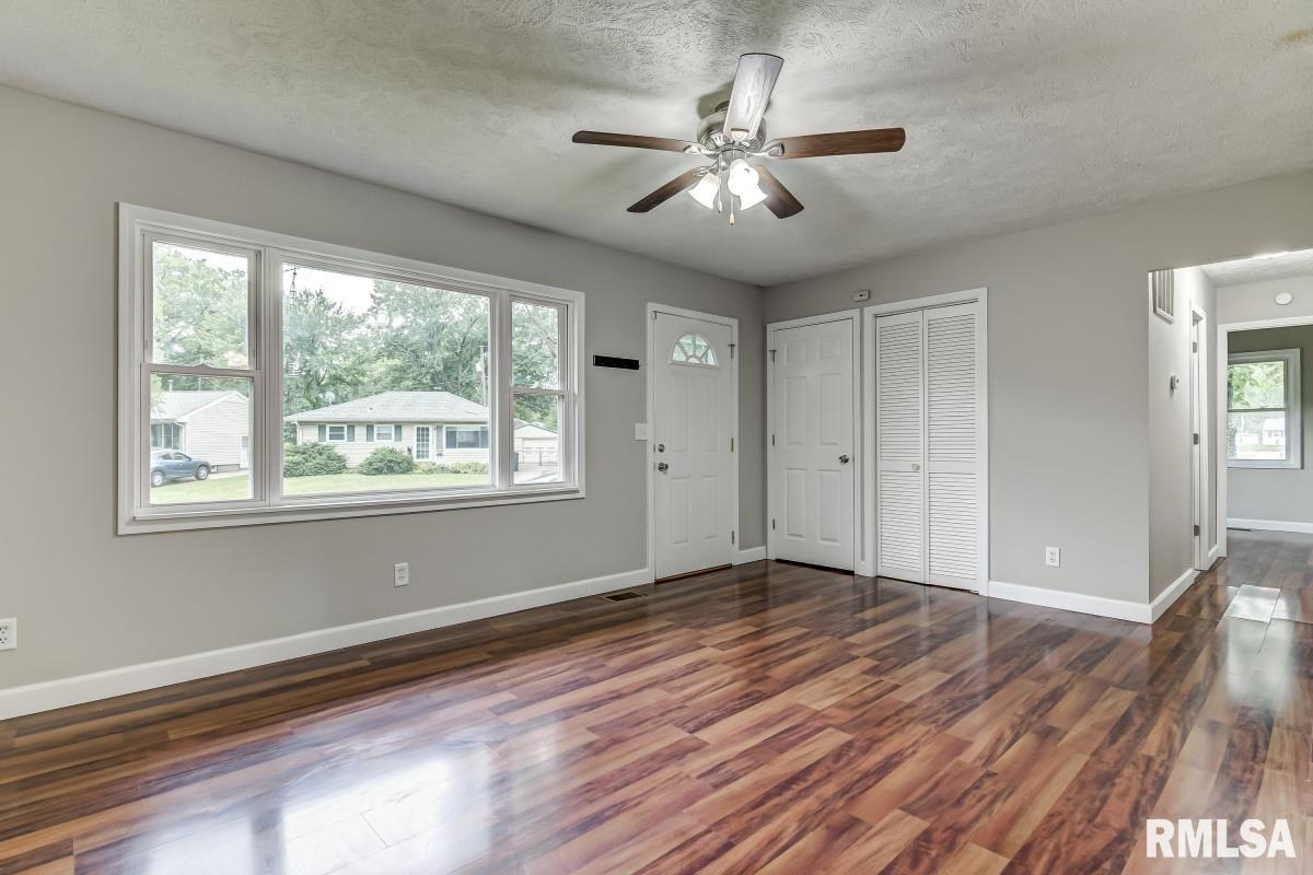 3526 Ivanhoe Drive Springfield, IL 62703 - Photo 2 of 28