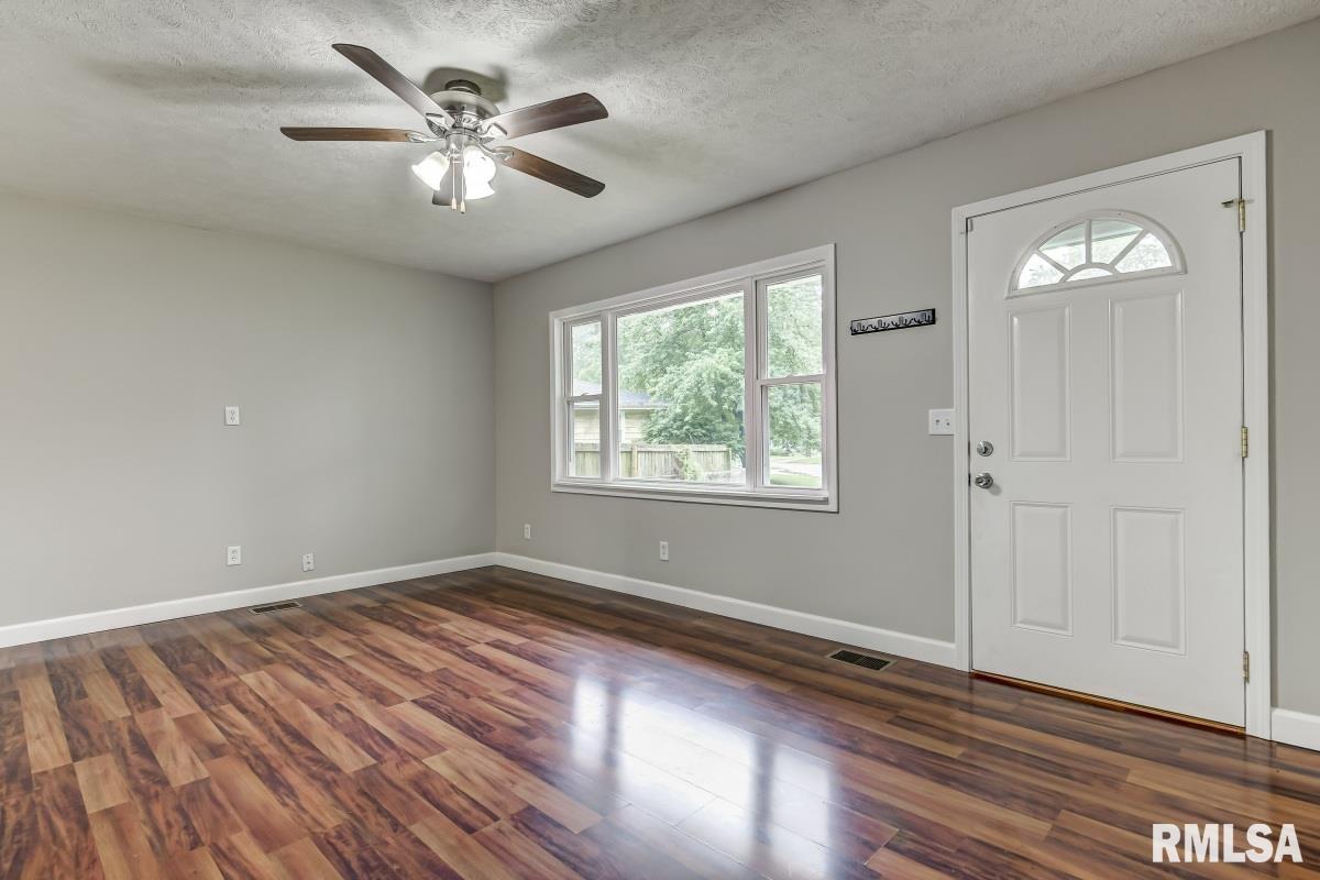 3526 Ivanhoe Drive Springfield, IL 62703 - Photo 3 of 28