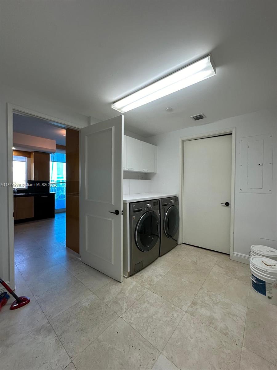 785 Crandon Boulevard, Unit 506 Key Biscayne, FL 33149 - Photo 56 of 58 a view of a livingroom with furniture and a bathroom