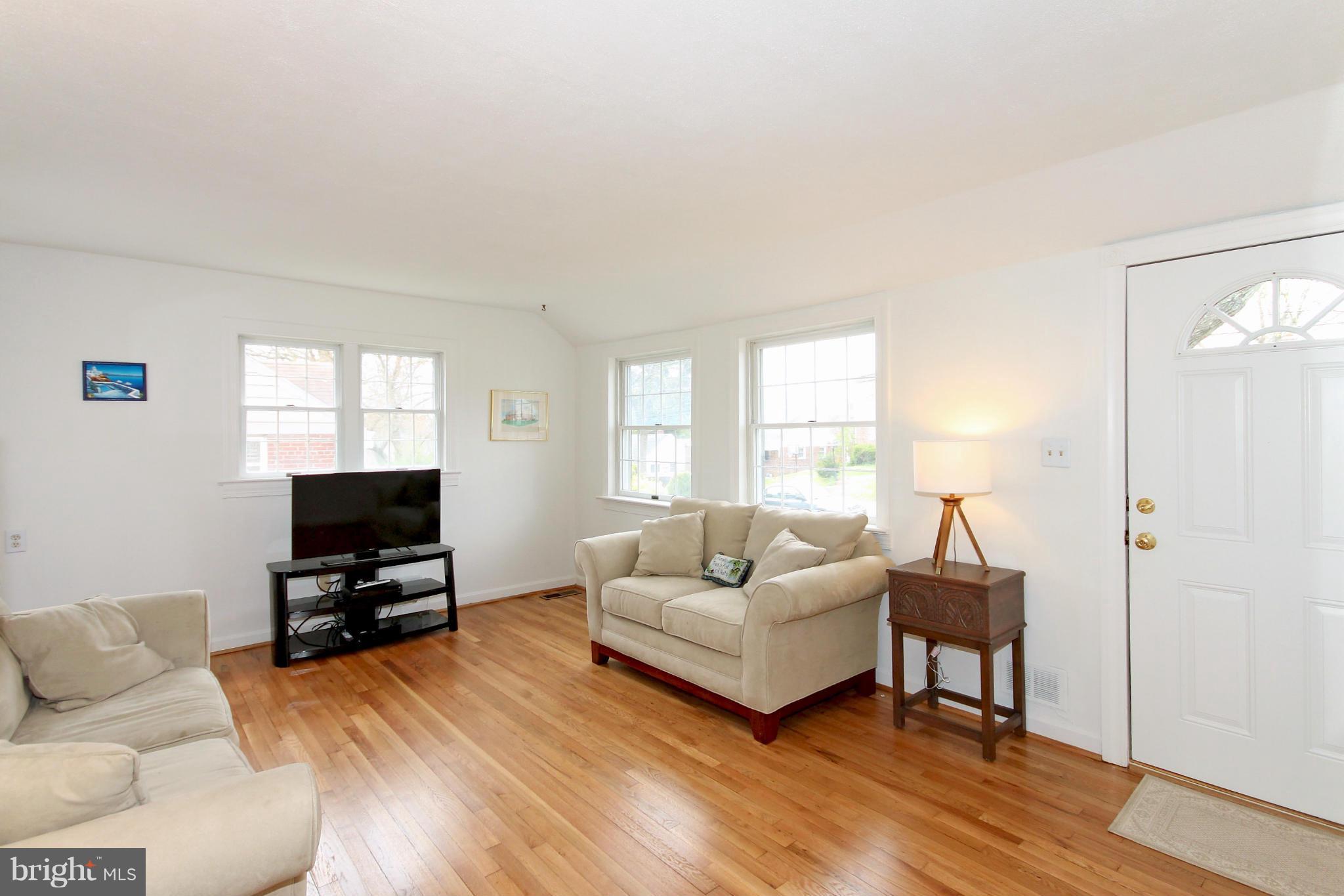 12611 Epping Road Silver Spring, MD 20906 - Photo 2 of 25 Living Room