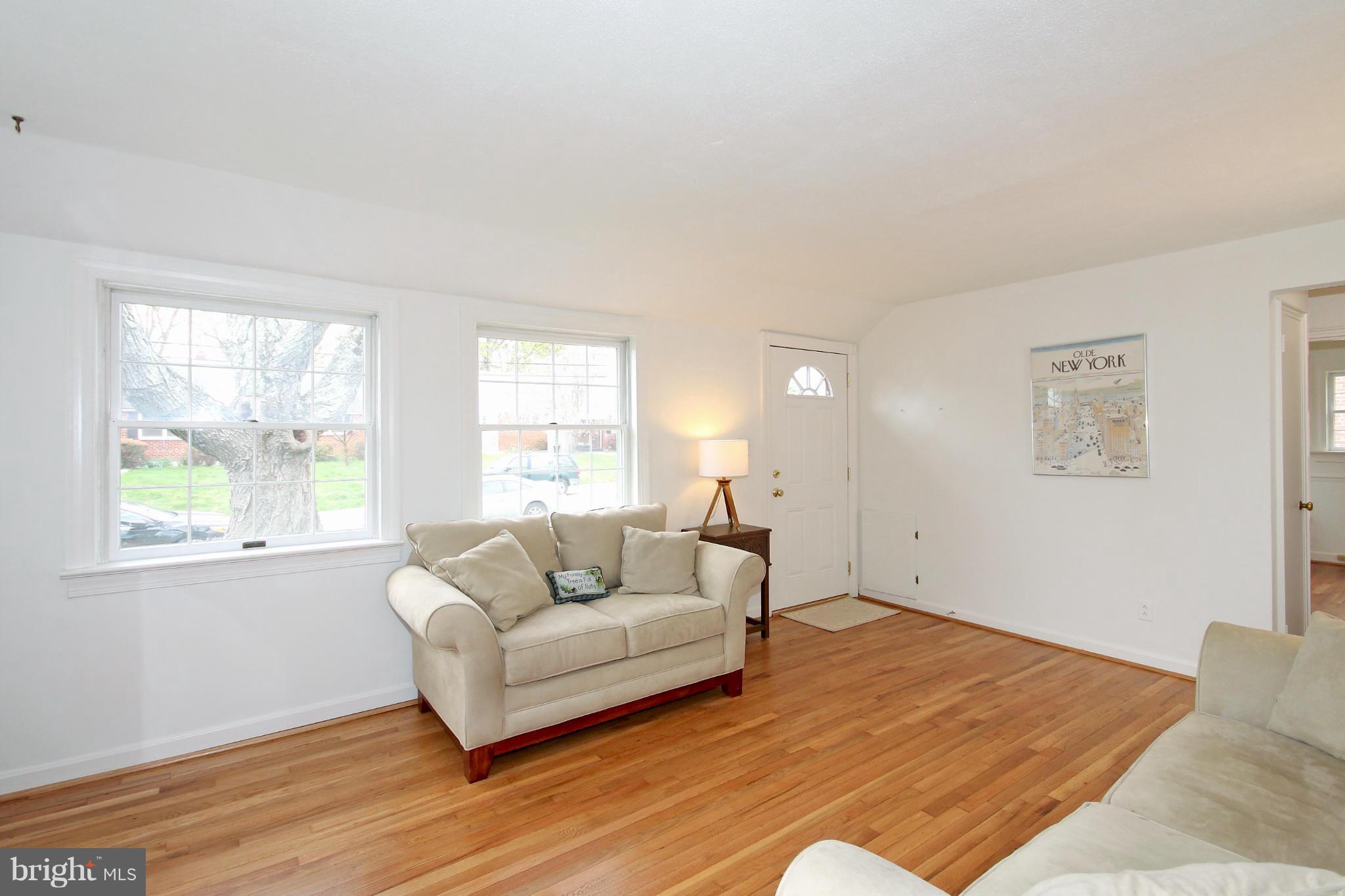 12611 Epping Road Silver Spring, MD 20906 - Photo 3 of 25 Living Room