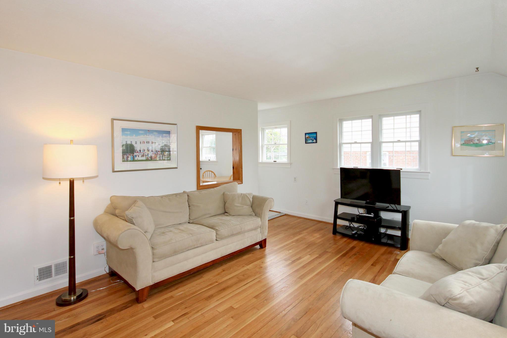 12611 Epping Road Silver Spring, MD 20906 - Photo 4 of 25 Living Room