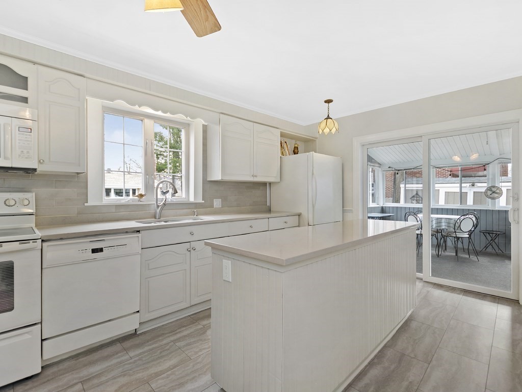 44 Marianne Road Waltham, MA 02452 - Photo 3 of 35 Gallery Image 3