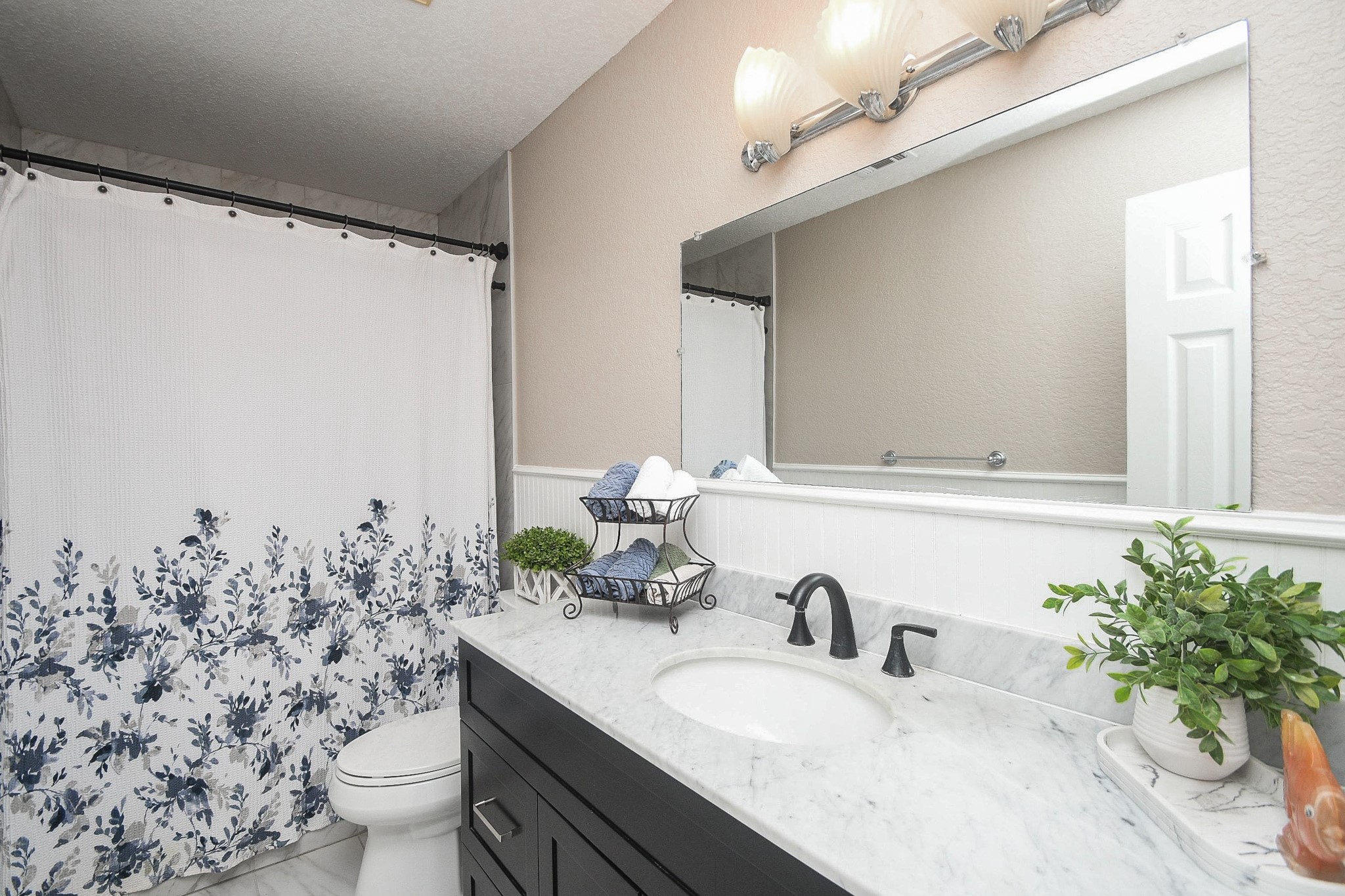 16902 Berry Road Pearland, TX 77584 - Photo 15 of 30 Guest/hall bath with shower.