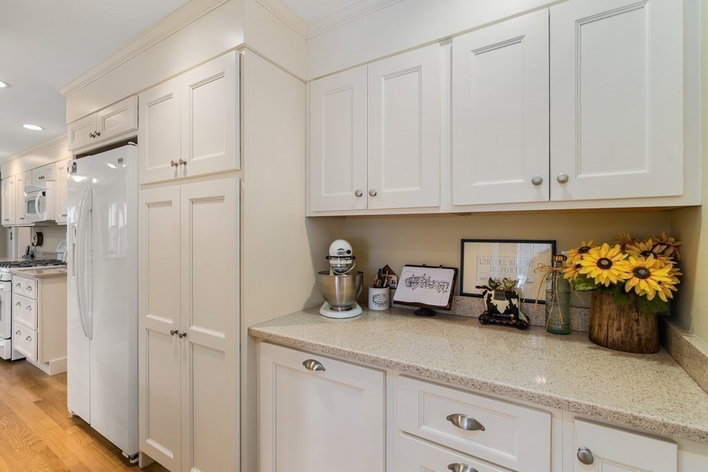 925 Boston Post Road Sudbury, MA 01776 - Photo 9 of 41