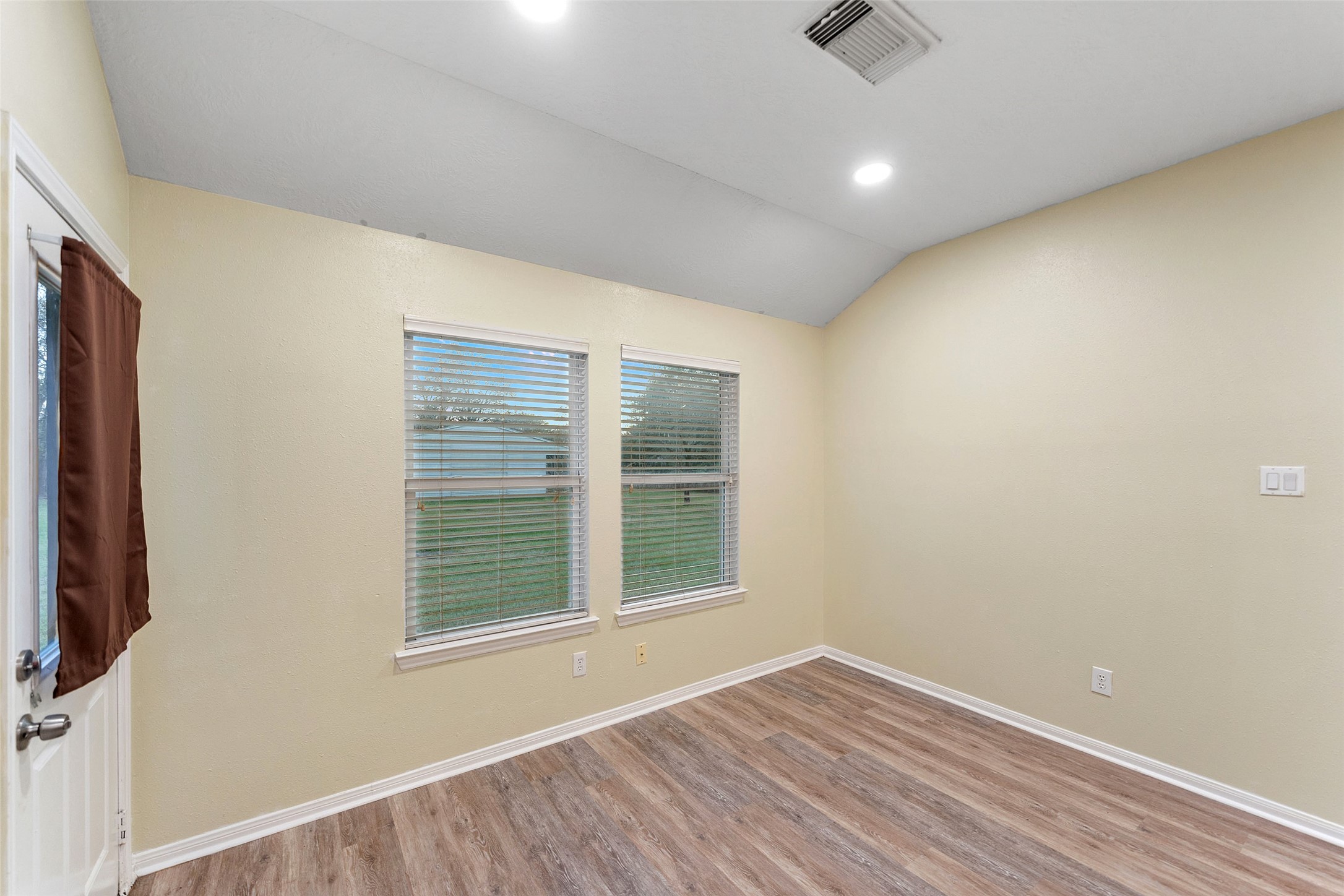 118 Pin Oak Lane Hempstead, TX 77445 - Photo 9 of 29 Bright breakfast nook just off the kitchen, featuring multiple windows and an ideal space for casual dining.