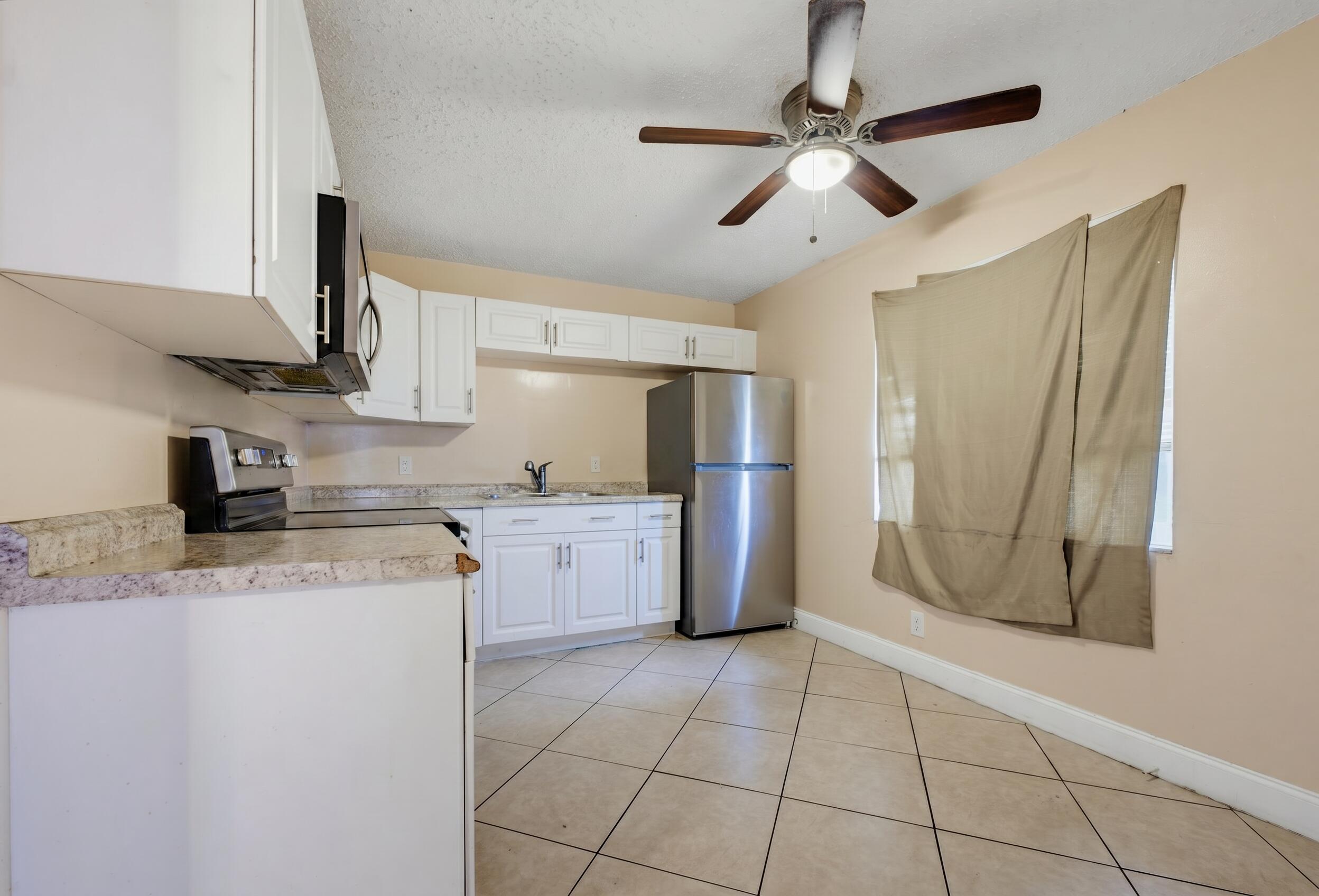 1525 West 17th Street Riviera Beach, FL 33404 - Photo 5 of 18 Woolf_1525_W_17th_declutter (1)