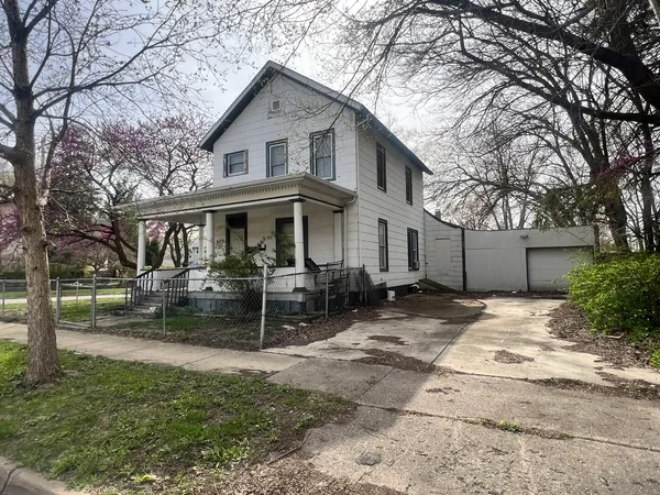 $129,000 | 902 North Lee Street, Bloomington, IL 61701