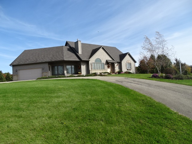 3189 West Forest Road Freeport, IL 61032 - Photo 1 of 22 a front view of a house with a garden