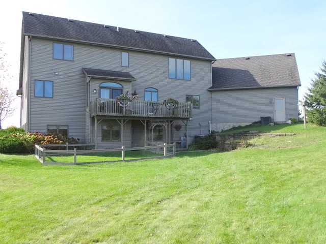 3189 West Forest Road Freeport, IL 61032 - Photo 18 of 22 a front view of a house with garden