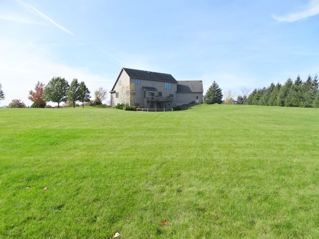 3189 West Forest Road Freeport, IL 61032 - Photo 20 of 22 a backyard of a house with lots of green space