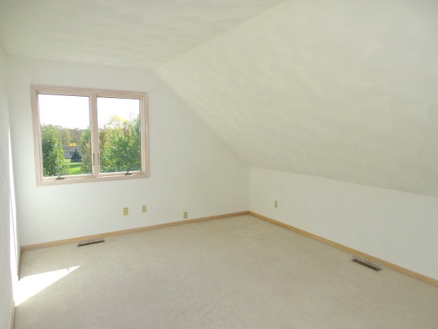 3189 West Forest Road Freeport, IL 61032 - Photo 9 of 22 an empty room with a window