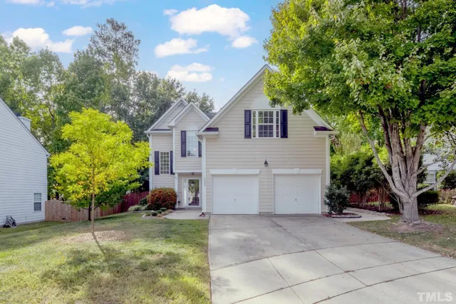 a view of backyard with a garden and entertaining space