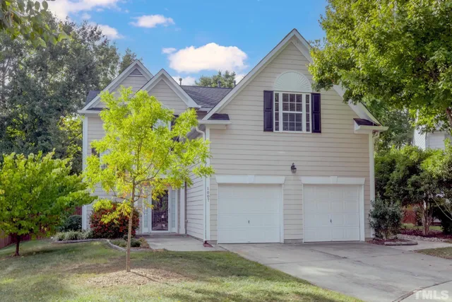 a view of a house with yard and garage