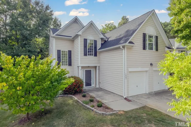 a view of a yard in front of house