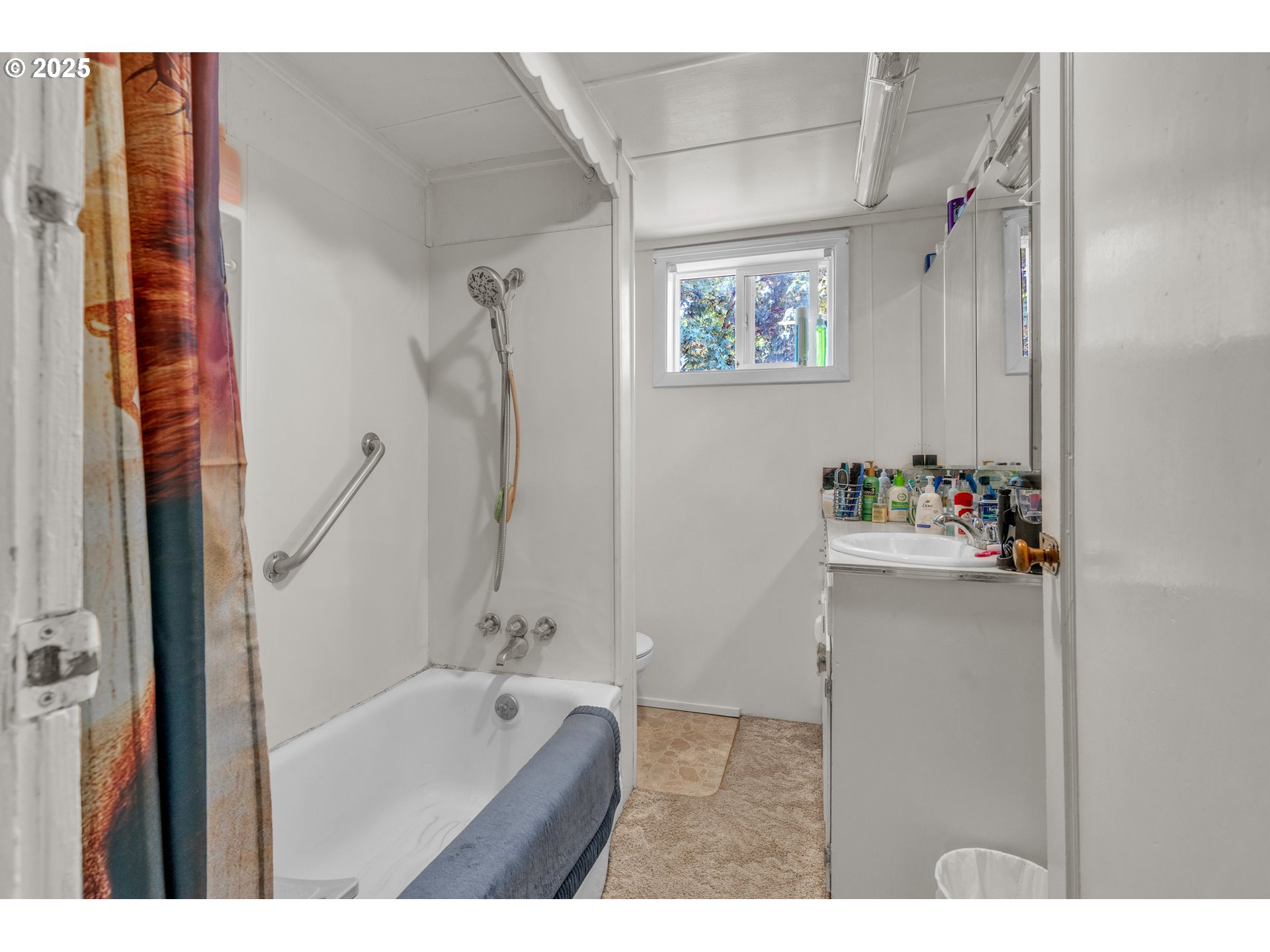 16163 French Prairie Road Northeast Woodburn, OR 97071 - Photo 13 of 47 a bathroom with a tub sink and mirror