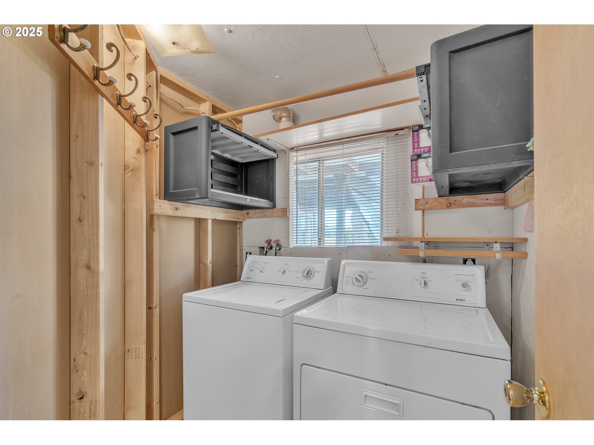 16163 French Prairie Road Northeast Woodburn, OR 97071 - Photo 34 of 47 a utility room with dryer and washer
