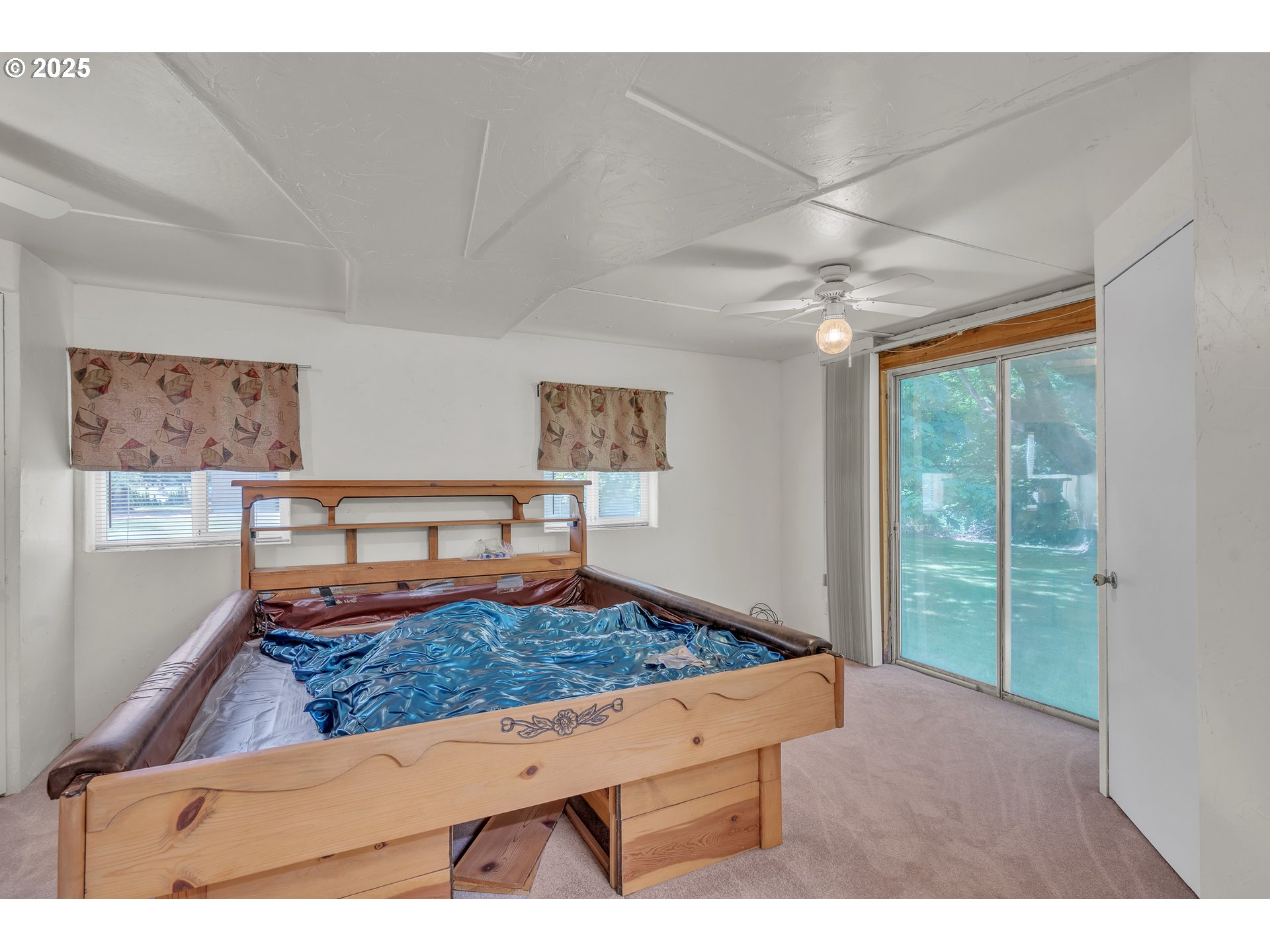 16163 French Prairie Road Northeast Woodburn, OR 97071 - Photo 35 of 47 a living room with furniture and a rug