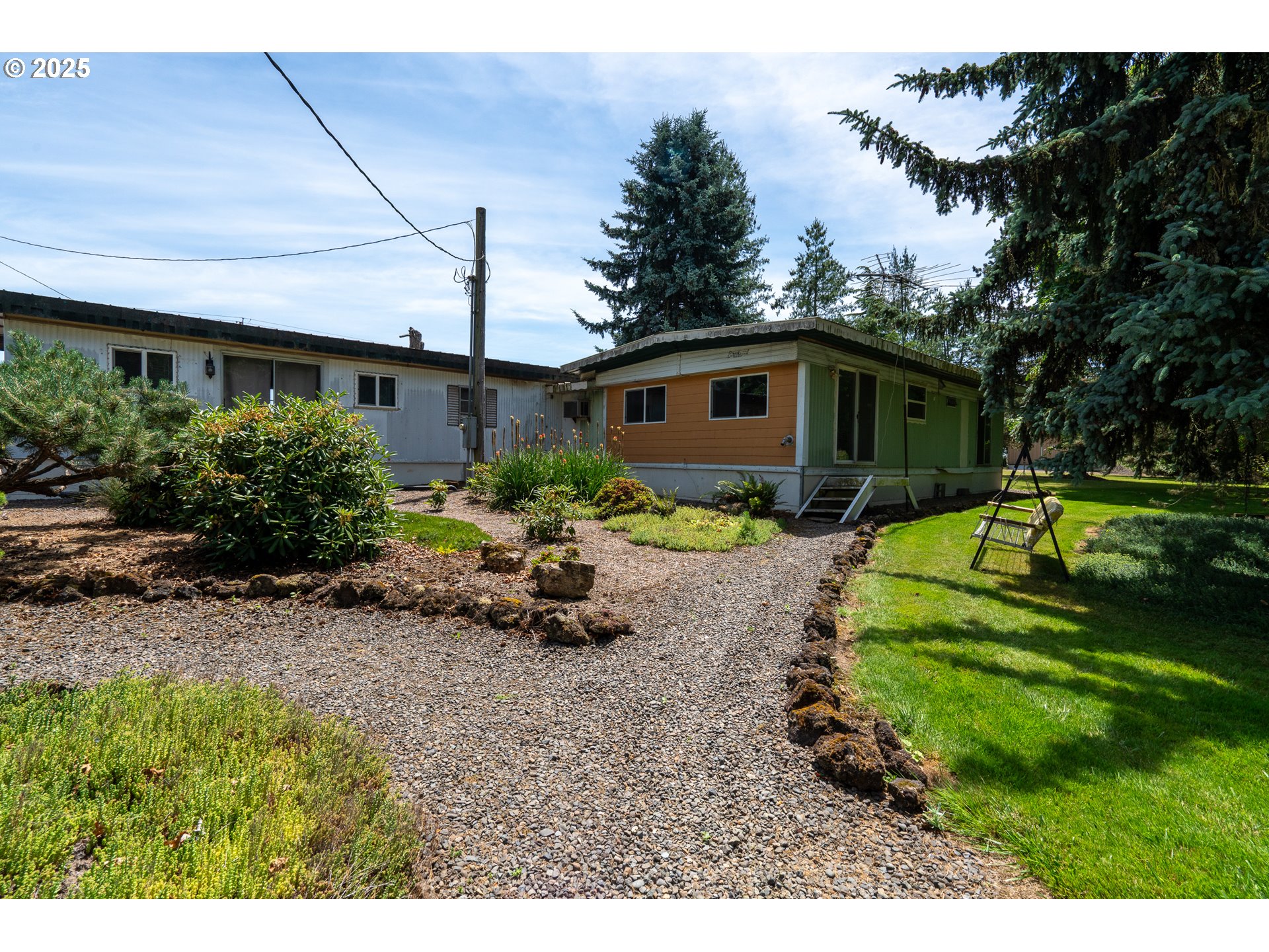 16163 French Prairie Road Northeast Woodburn, OR 97071 - Photo 4 of 47 a front view of a house with garden