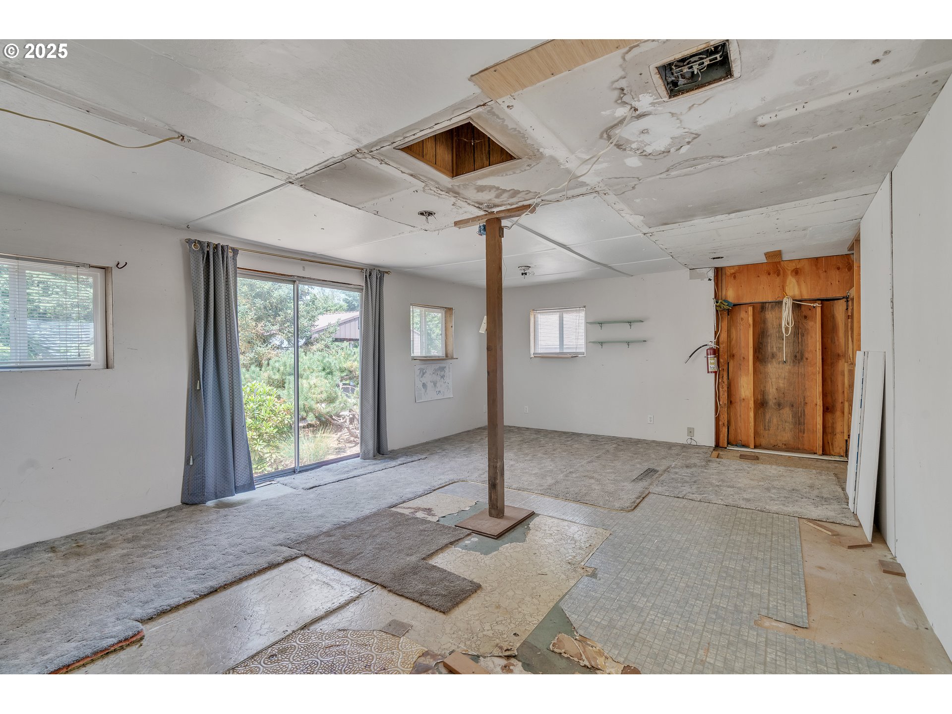 16163 French Prairie Road Northeast Woodburn, OR 97071 - Photo 41 of 47 an empty room with windows and closet