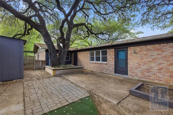 $2,100 | 2416 South 5th Street, Unit A, Austin, TX 78704