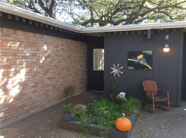 $2,100 | 2416 South 5th Street, Unit A, Austin, TX 78704