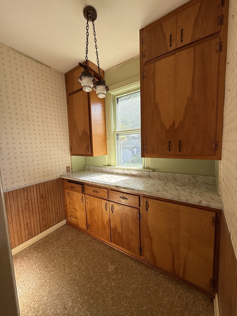 412 West Elm Street Sycamore, IL 60178 - Photo 16 of 35 a bathroom with a sink a mirror and a bathtub