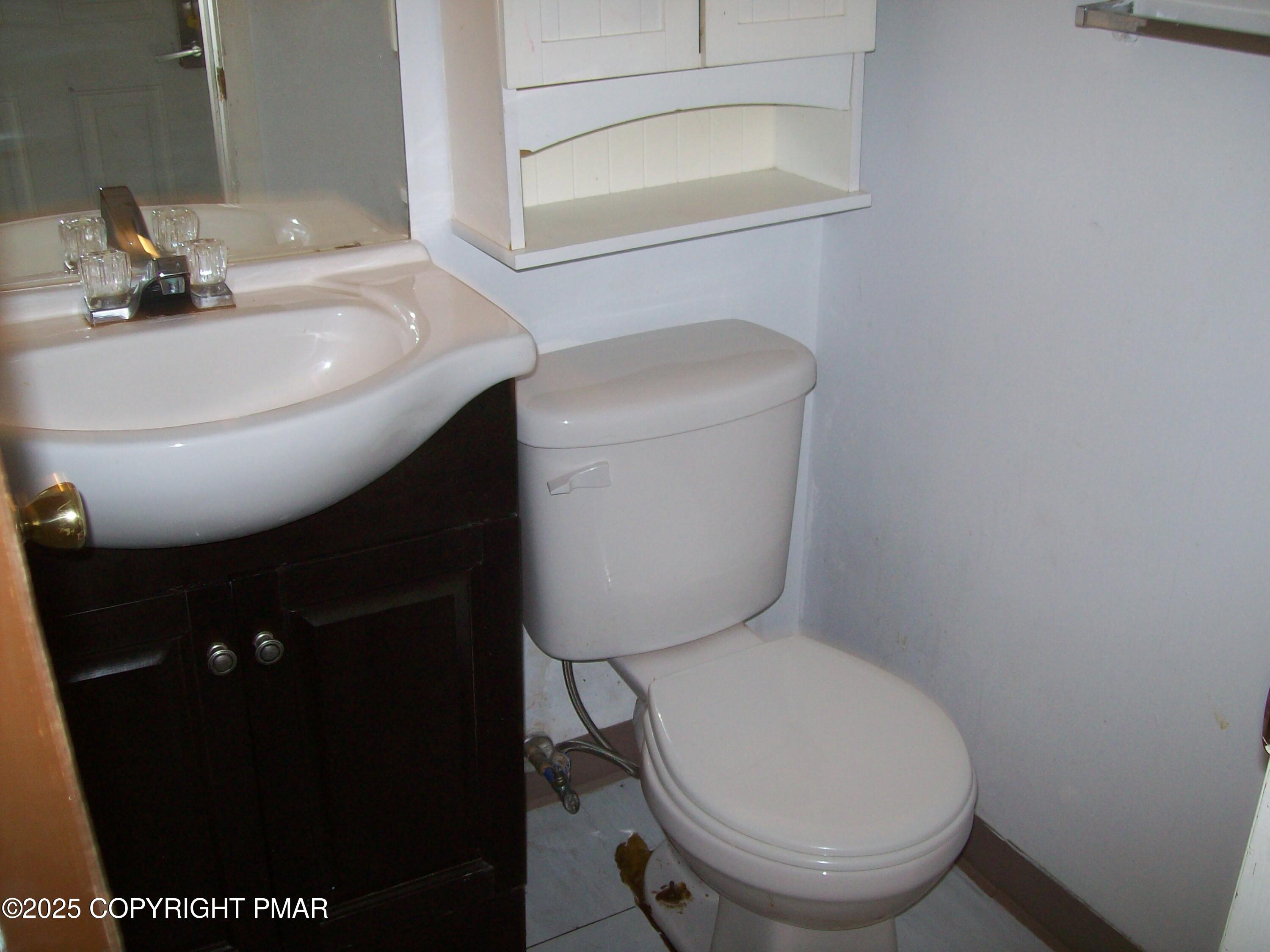 3314 Windermere Drive Bushkill, PA 18324 - Photo 5 of 23 a bathroom with a toilet and a sink