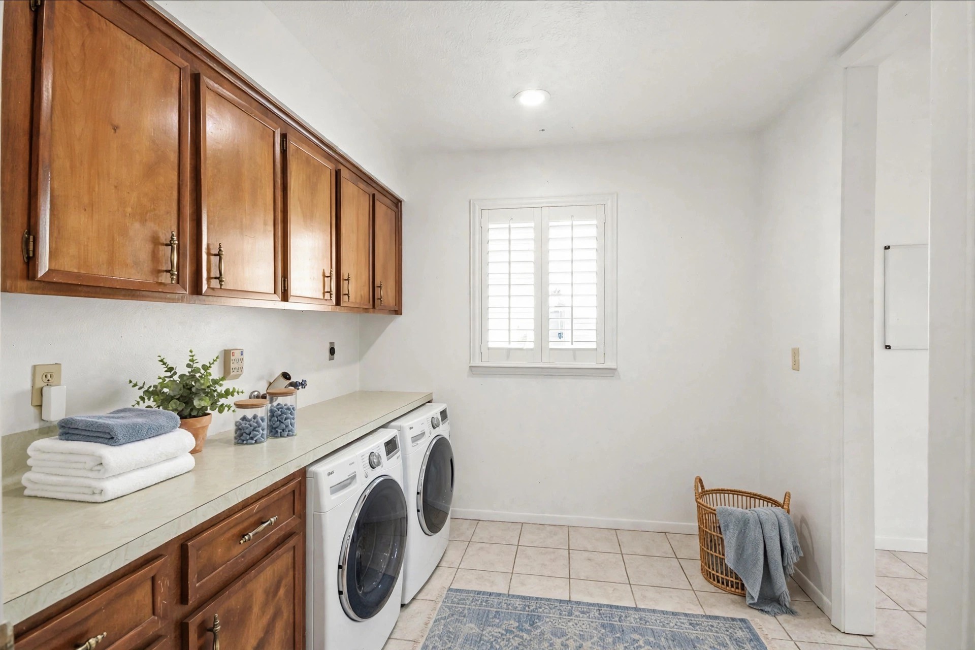 1134 Chestnut Ridge Road Houston, TX 77339 - Photo 19 of 46 Laundry Room (this photo was digitally staged)