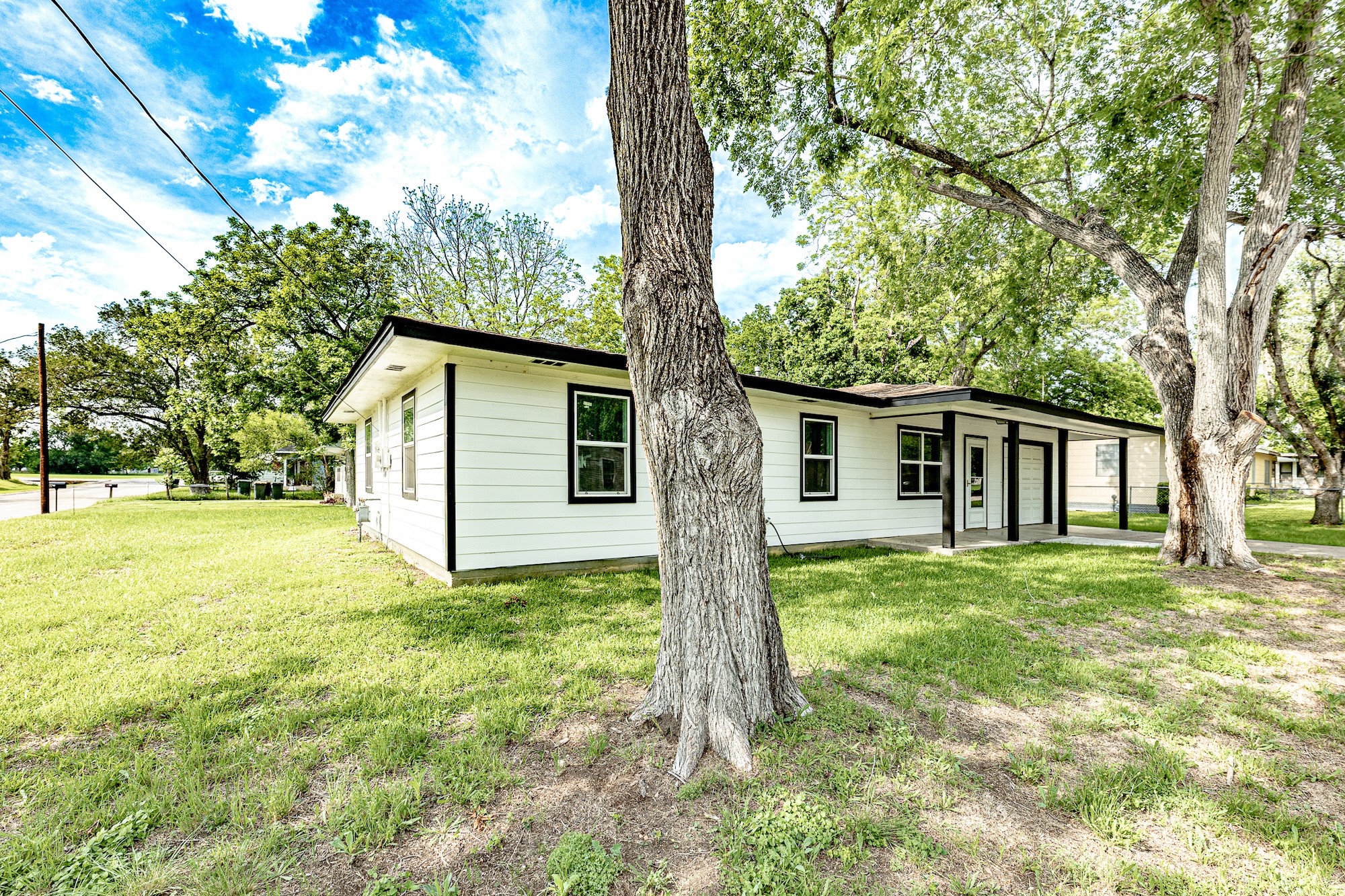 421 West Runk Street Shiner, TX 77984 - Photo 18 of 18 a house view with a garden space