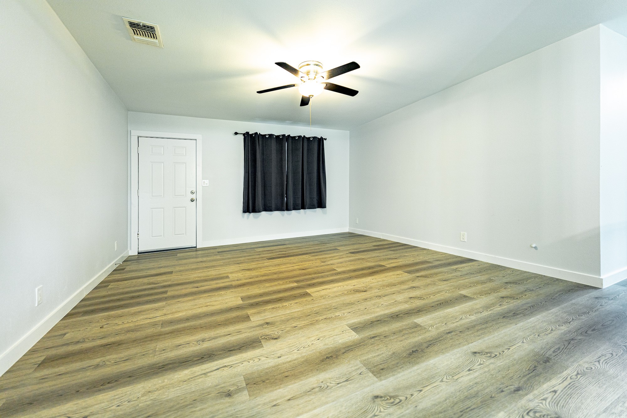 421 West Runk Street Shiner, TX 77984 - Photo 5 of 18 a view of an empty room