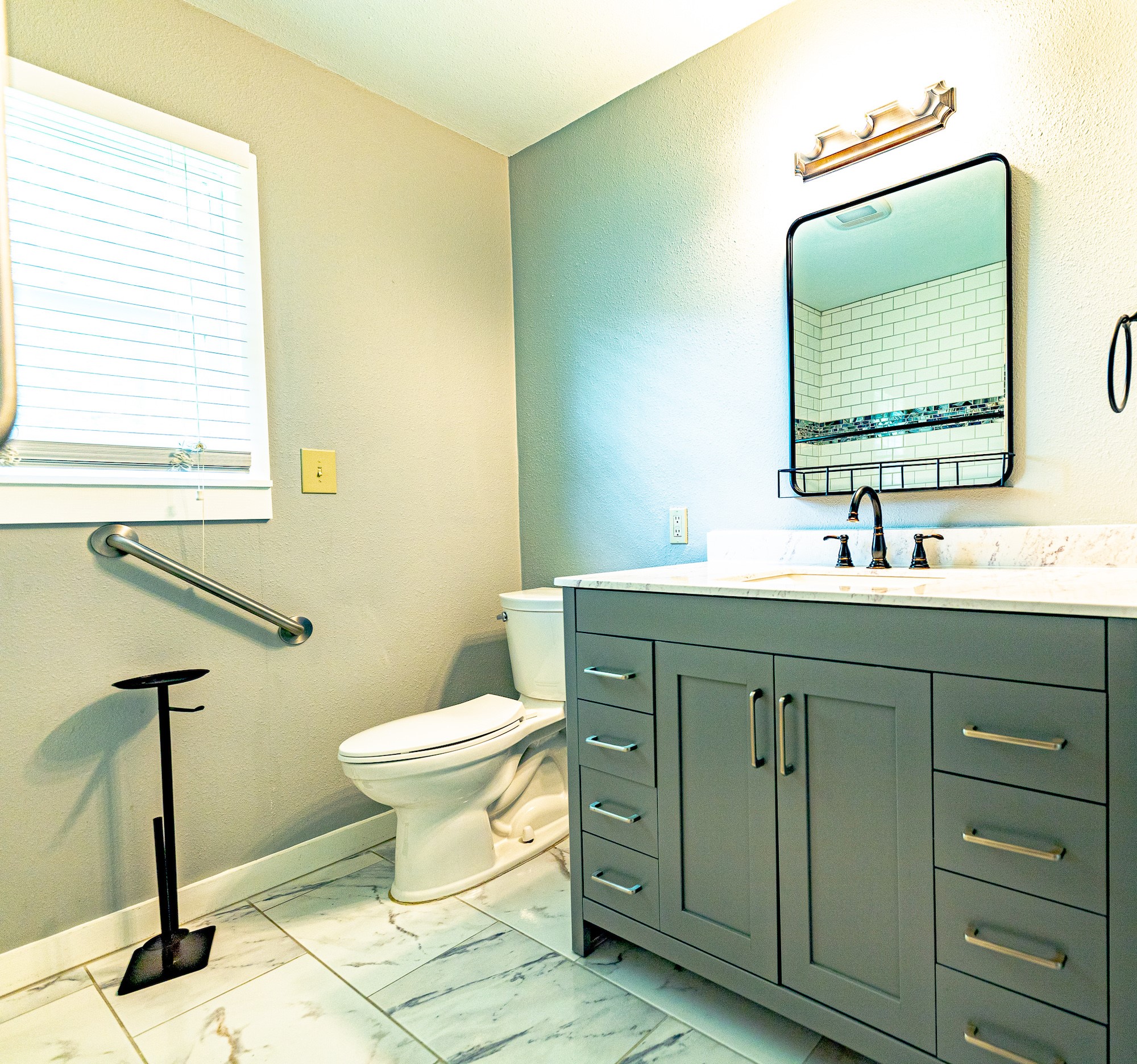 421 West Runk Street Shiner, TX 77984 - Photo 10 of 18 a bathroom with a toilet sink and mirror