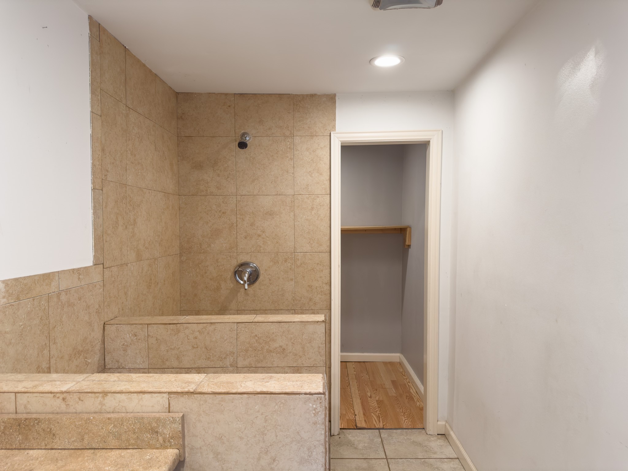 2222 Carnes Street Dallas, TX 75208 - Photo 11 of 50 Guest Apartment Bathroom