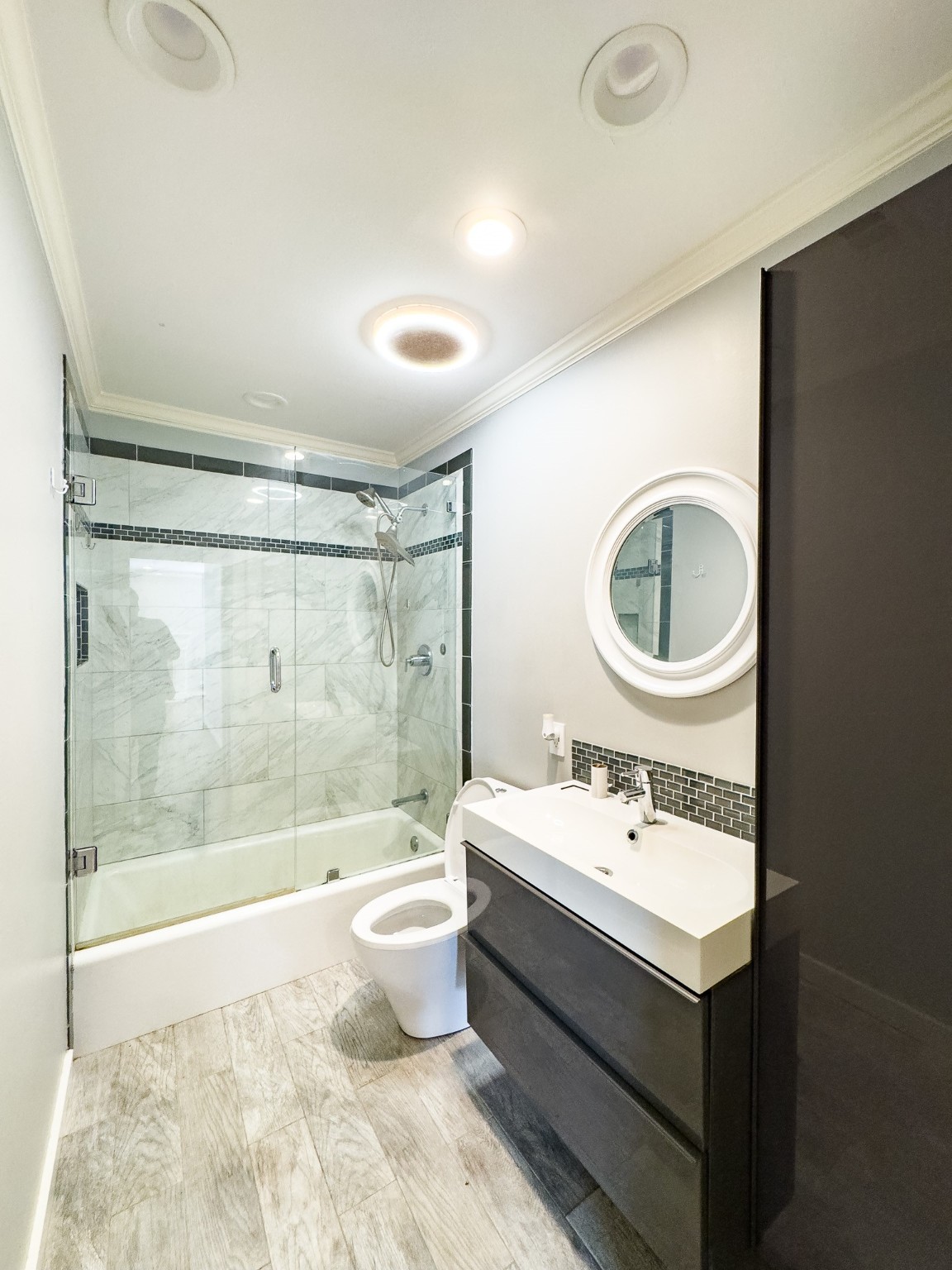 2222 Carnes Street Dallas, TX 75208 - Photo 24 of 50 Full Bathroom