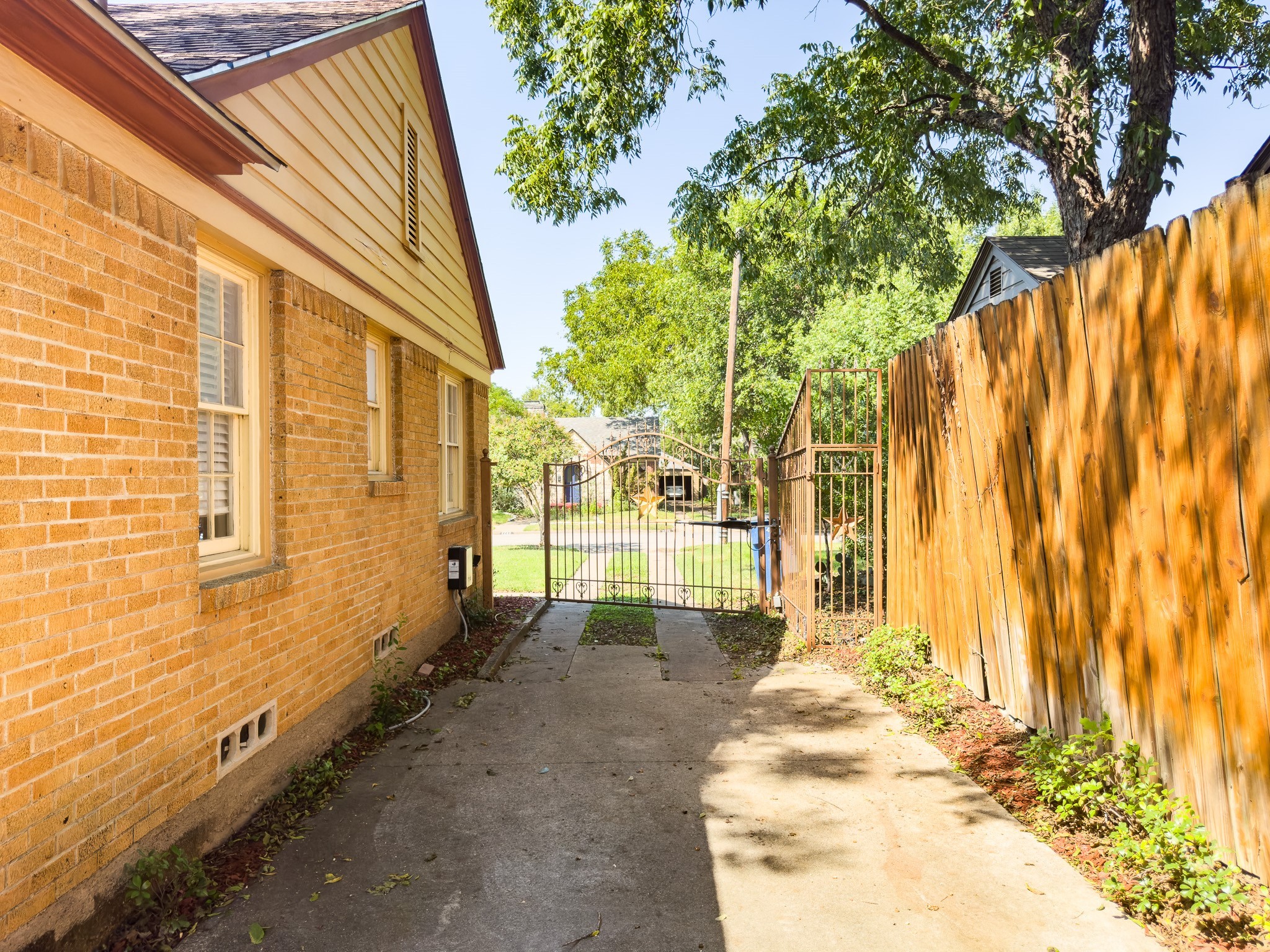 2222 Carnes Street Dallas, TX 75208 - Photo 4 of 50 Automatic gate