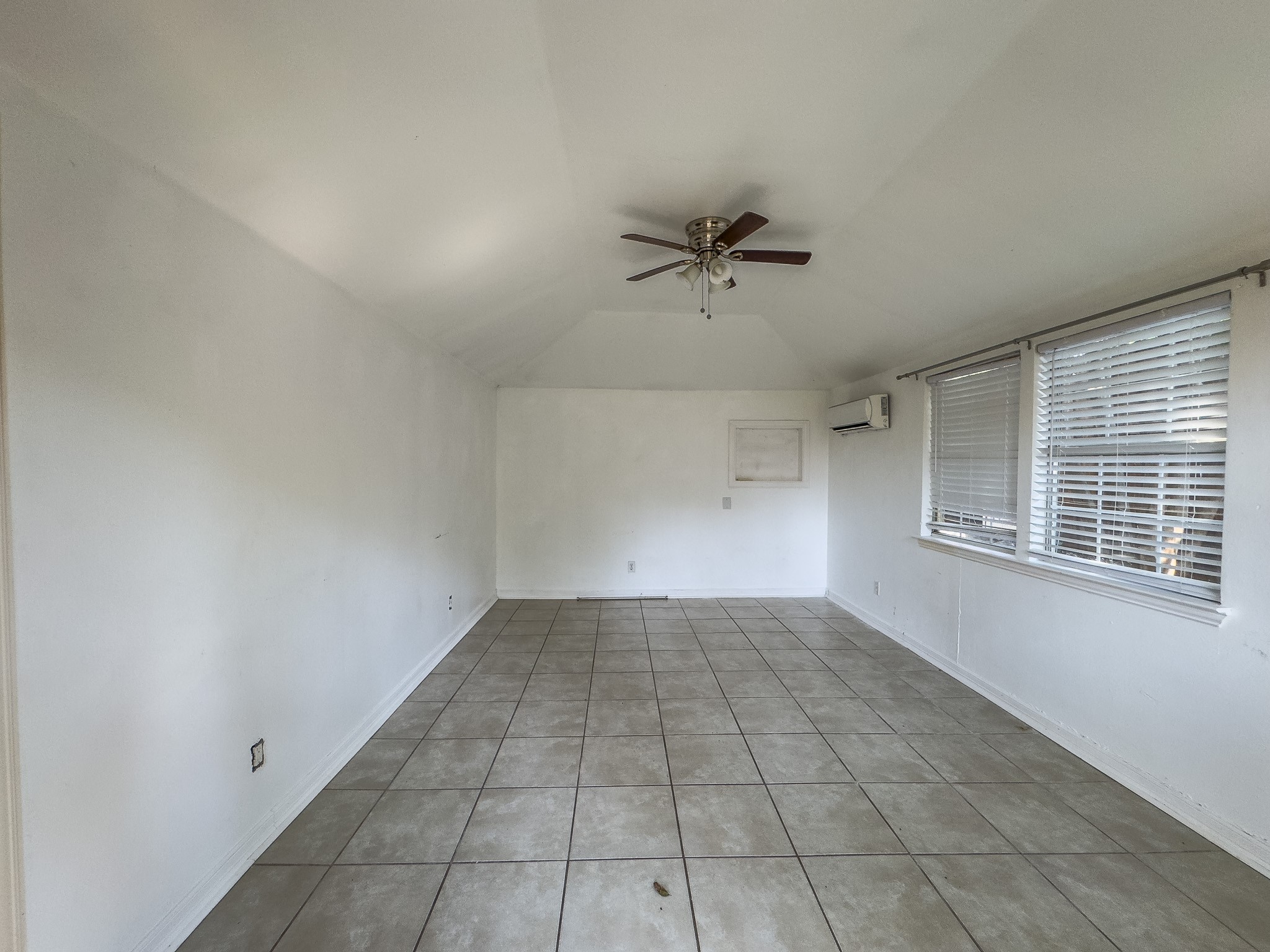 2222 Carnes Street Dallas, TX 75208 - Photo 10 of 50 Guest Bedroom Apartment