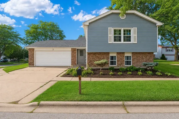 $470,000 | 3 White Hall Court, Streamwood, IL 60107
