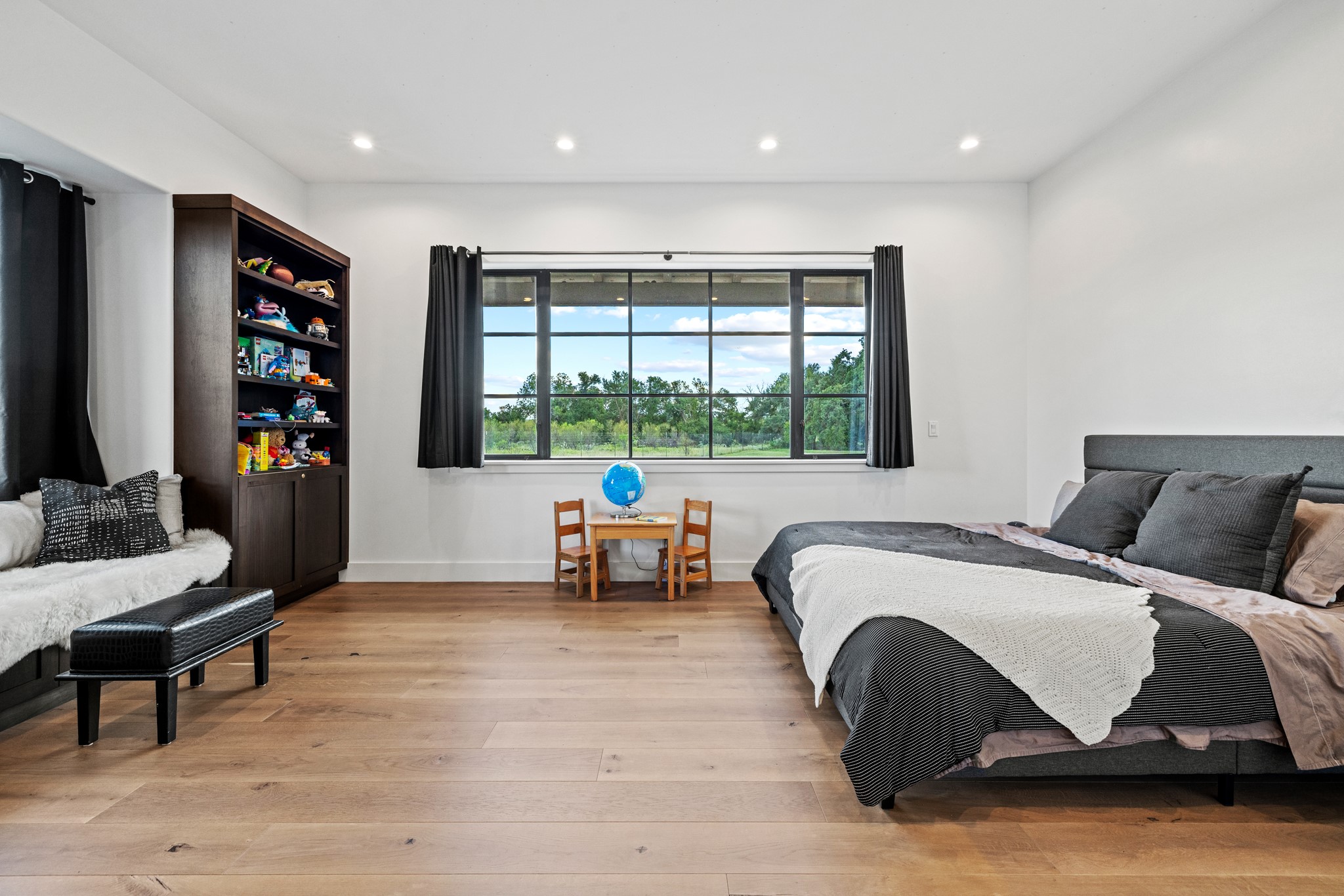 5862 Ranch Road 965 Llano, TX 78643 - Photo 20 of 40 a spacious bedroom with a bed and a couch