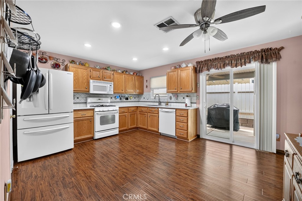 4994 Spring View Drive Banning, CA 92220 - Photo 16 of 46 Kitchen