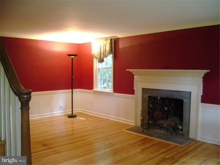 1165 Providence Road Springfield, PA 19064 - Photo 4 of 25 Living Room
