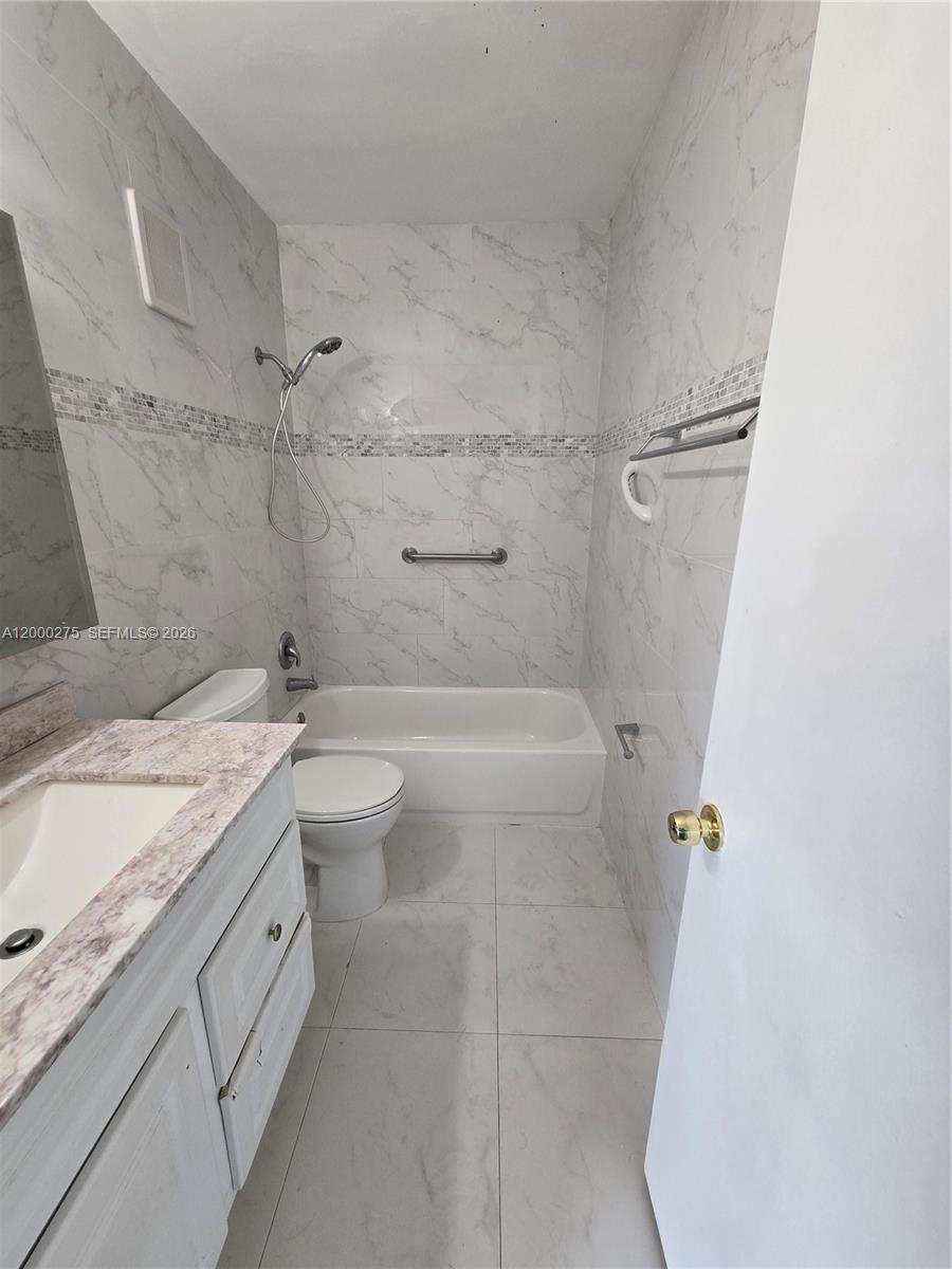 932 West 80th Place Hialeah, FL 33014 - Photo 9 of 20