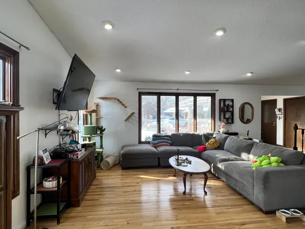 $2,995 | 520 Lake Summit Court, Shoreview, MN 55126