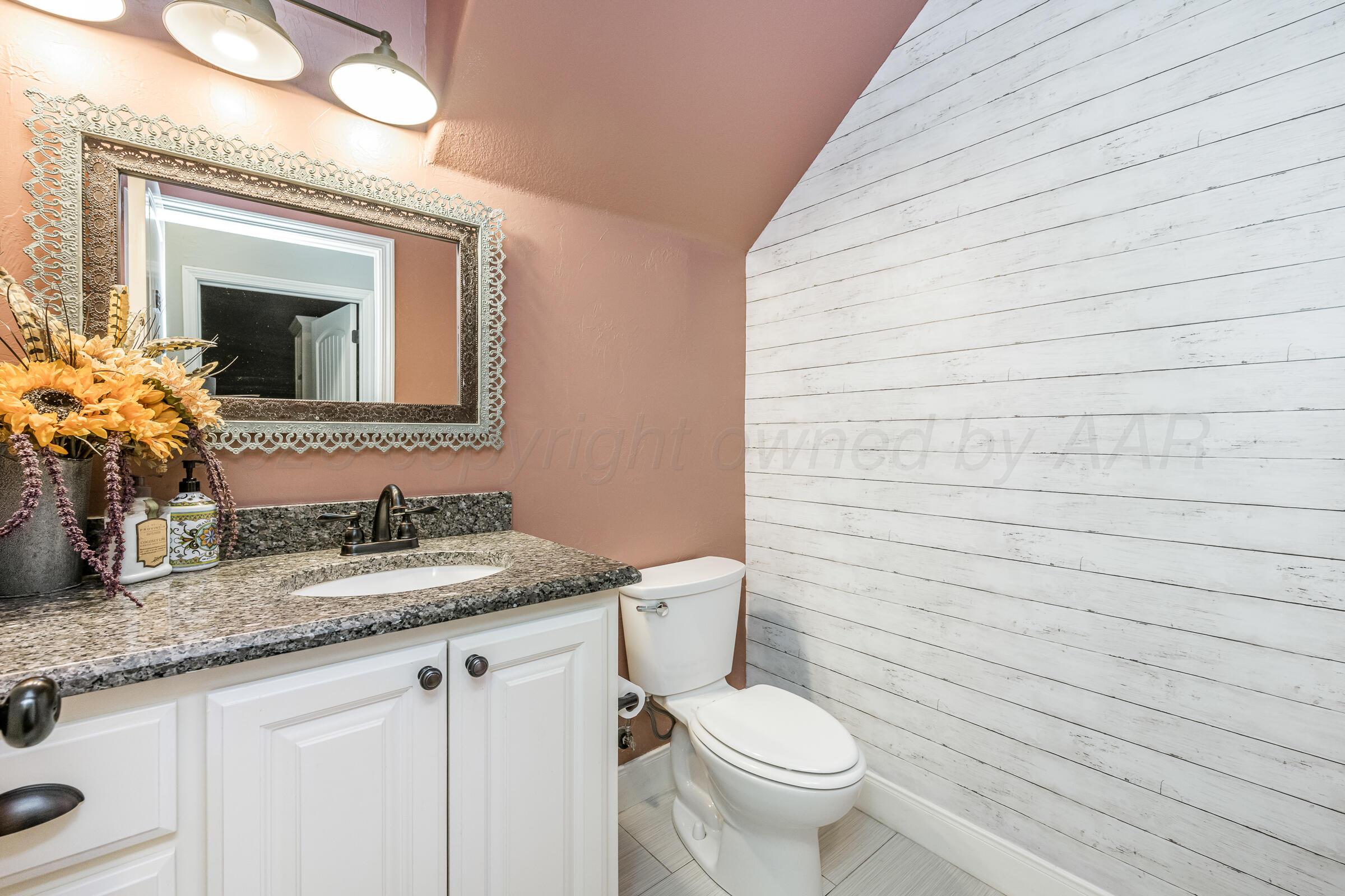 19600 Stoney Ridge Drive Amarillo, TX 79124 - Photo 17 of 41 Downstairs Bathroom